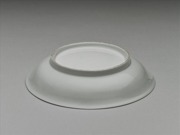 甜白釉雲龍紋盤