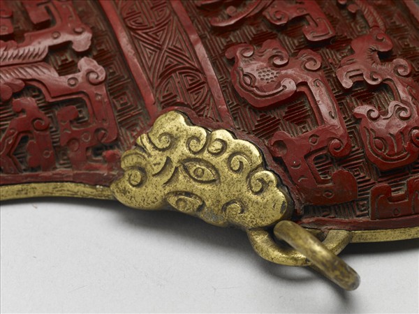 銅胎剔紅嵌玉轎瓶