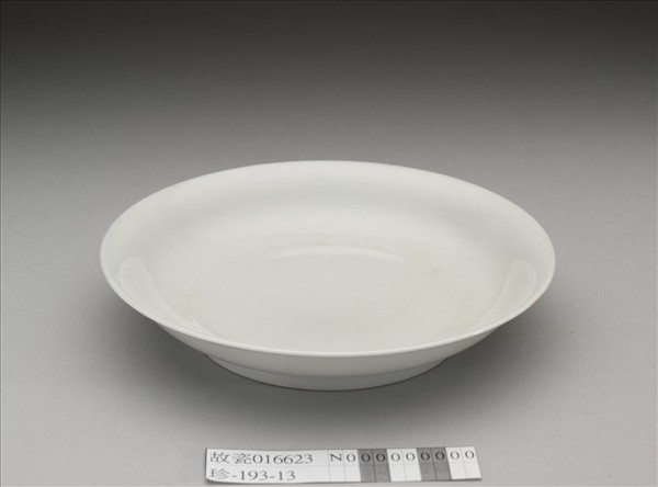 甜白釉雲龍紋盤