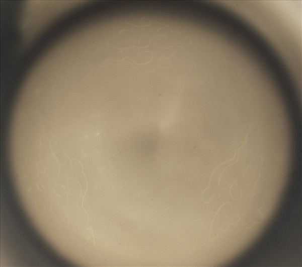 甜白釉雲龍紋盤