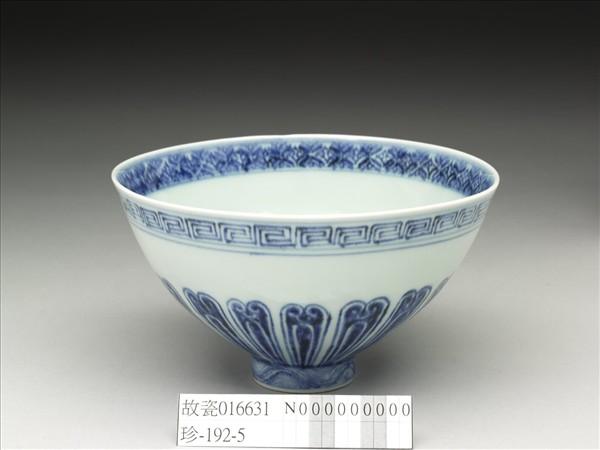 青花花卉紋蓮子碗