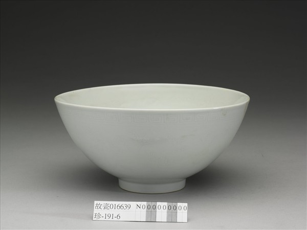 甜白釉四季花卉紋碗