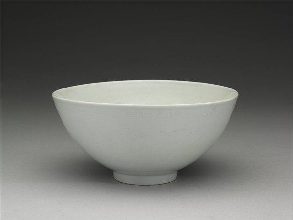 甜白釉四季花卉紋碗