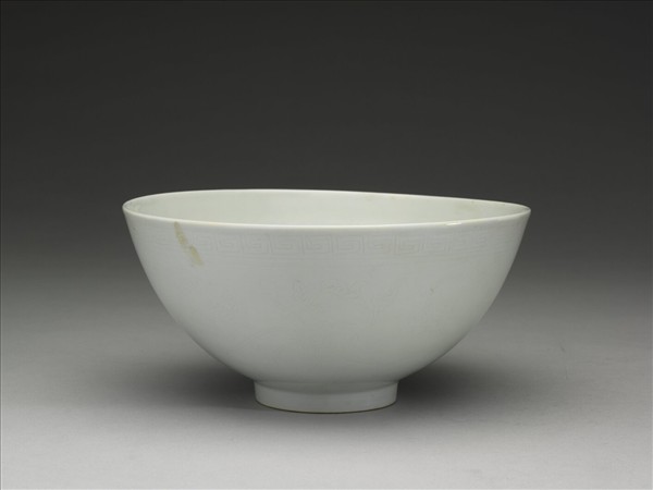 甜白釉四季花卉紋碗