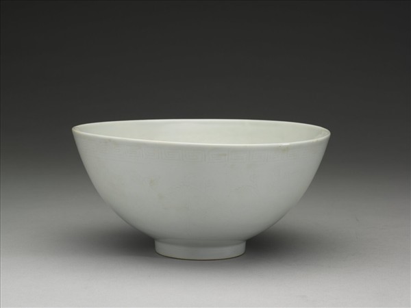 甜白釉四季花卉紋碗