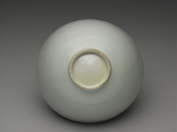 甜白釉四季花卉紋碗