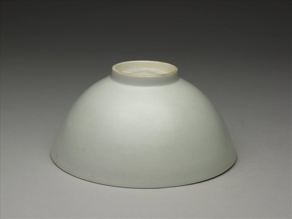 甜白釉四季花卉紋碗