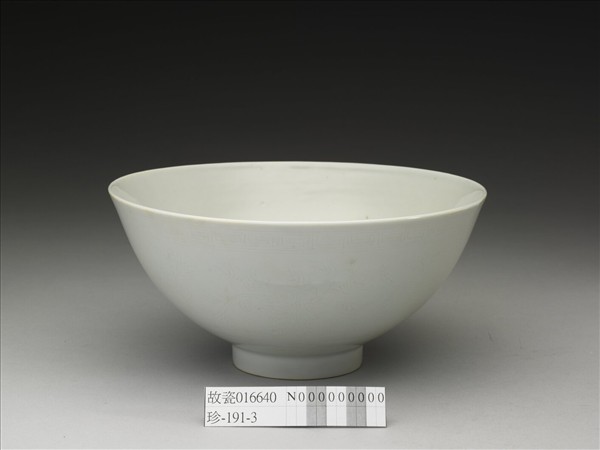 甜白釉四季花卉紋碗