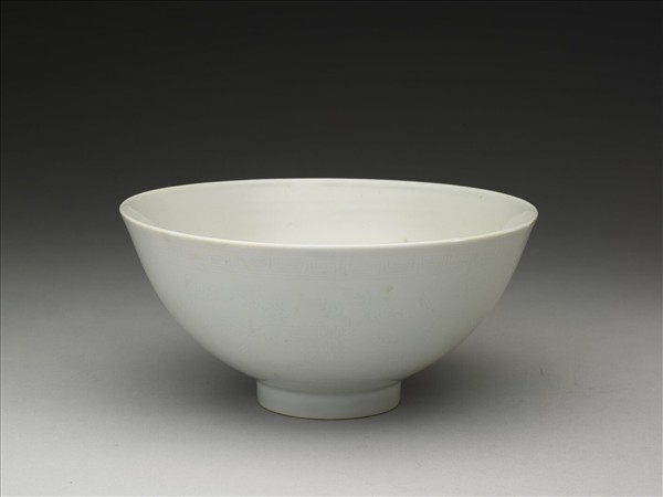 甜白釉四季花卉紋碗