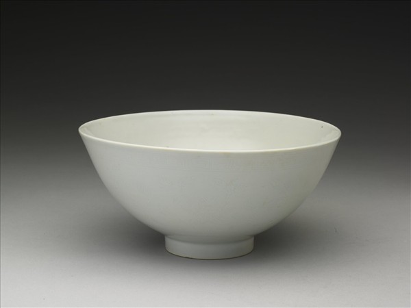 甜白釉四季花卉紋碗