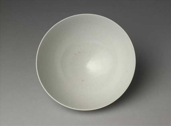 甜白釉四季花卉紋碗