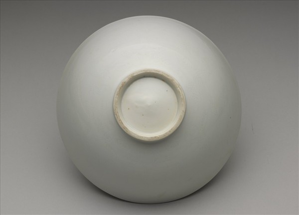 甜白釉四季花卉紋碗