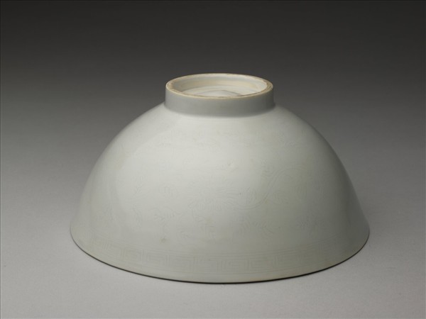 甜白釉四季花卉紋碗