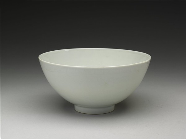 甜白釉四季花卉紋碗