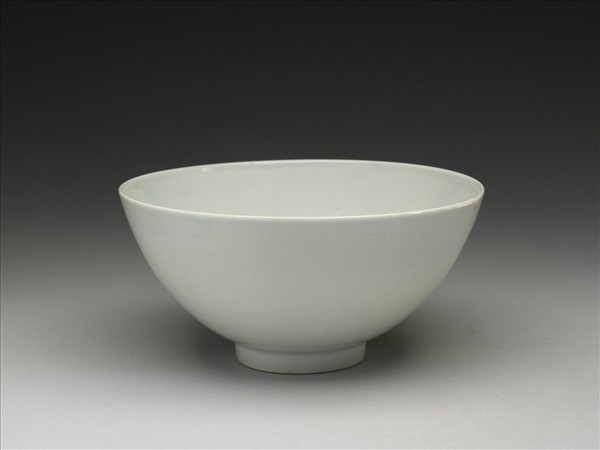 甜白釉四季花卉紋碗