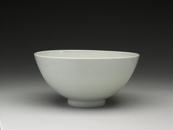 甜白釉四季花卉紋碗