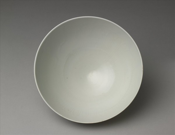 甜白釉四季花卉紋碗