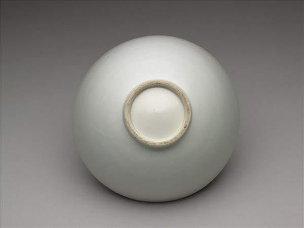 甜白釉四季花卉紋碗