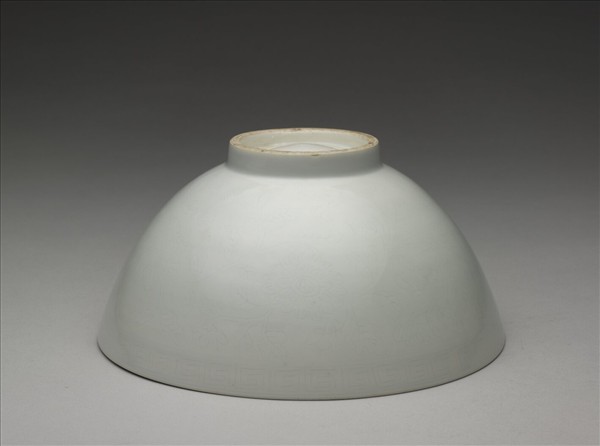 甜白釉四季花卉紋碗