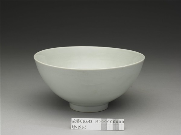 甜白釉四季花卉紋碗