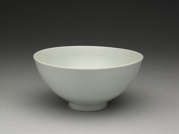 甜白釉四季花卉紋碗