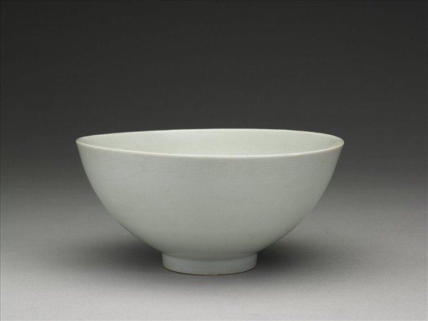 甜白釉四季花卉紋碗