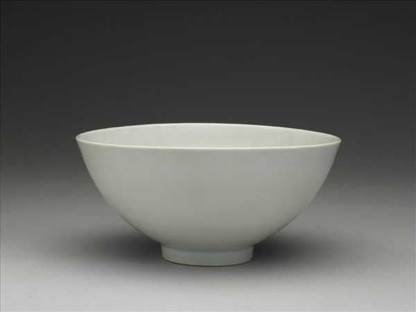 甜白釉四季花卉紋碗