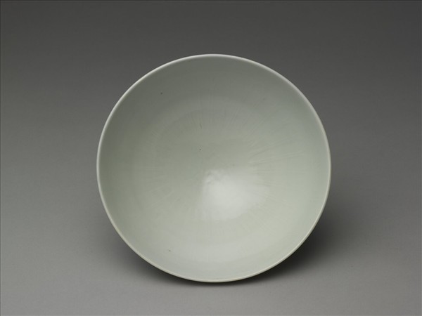 甜白釉四季花卉紋碗