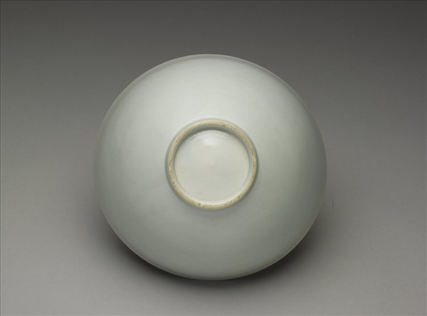 甜白釉四季花卉紋碗