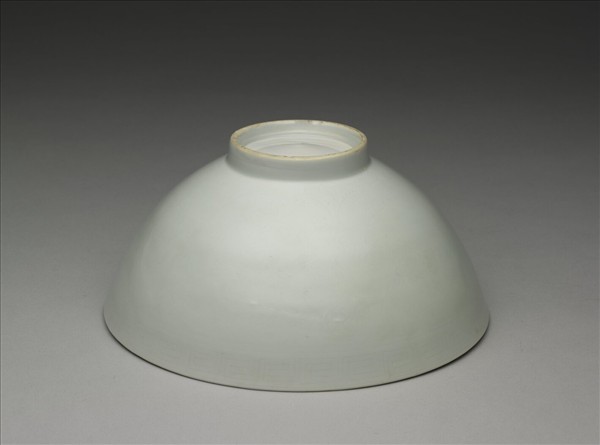 甜白釉四季花卉紋碗