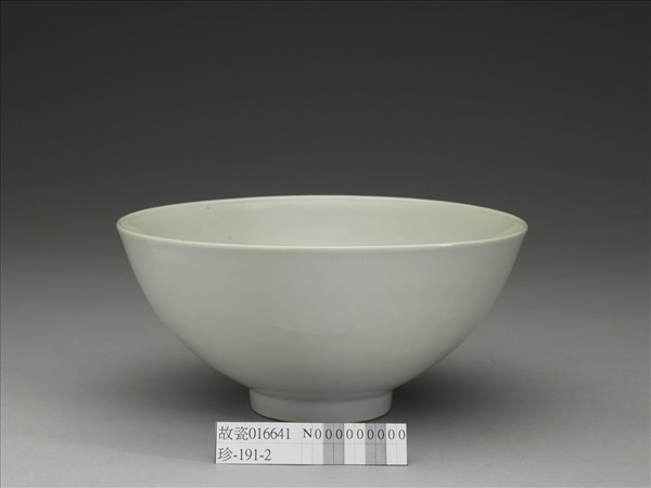 甜白釉劃花四季花卉紋碗