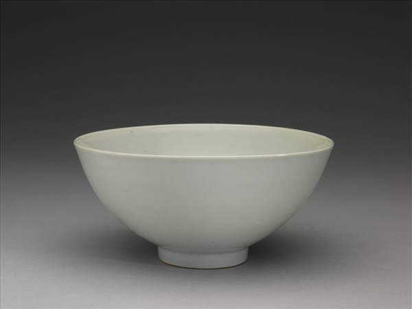 甜白釉劃花四季花卉紋碗