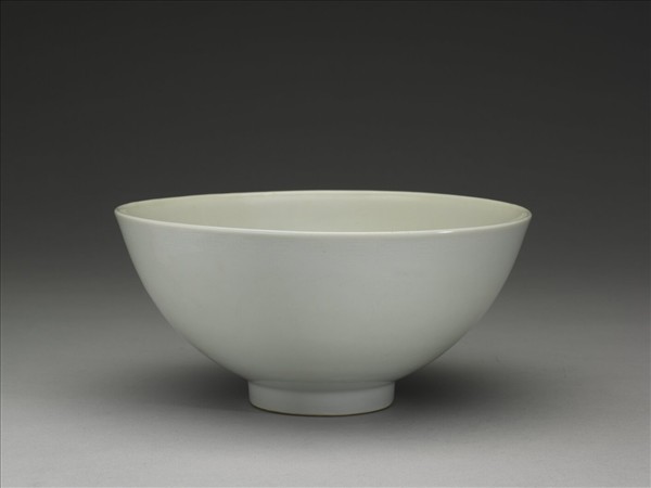 甜白釉劃花四季花卉紋碗