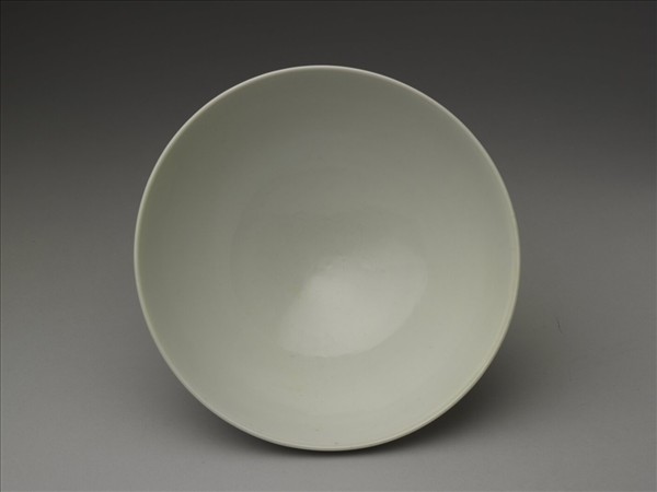 甜白釉劃花四季花卉紋碗