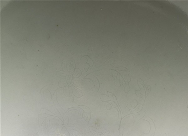 甜白釉劃花四季花卉紋碗