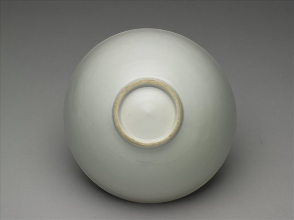 甜白釉劃花四季花卉紋碗