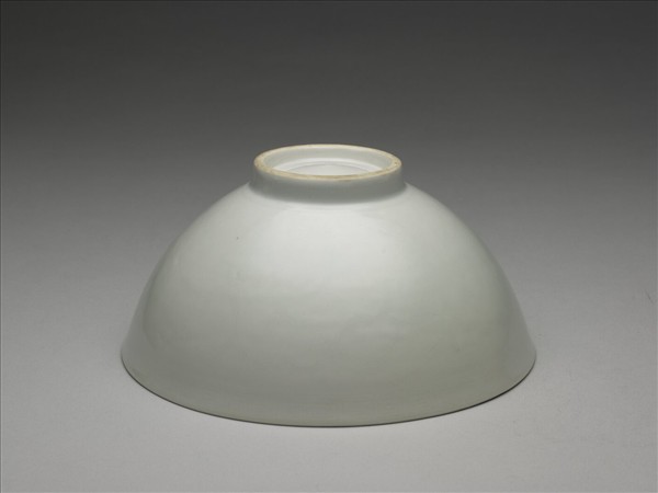 甜白釉劃花四季花卉紋碗