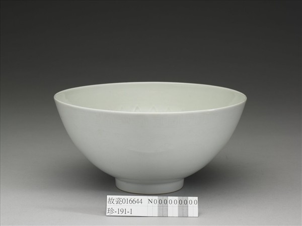 甜白釉劃花四季花卉紋碗