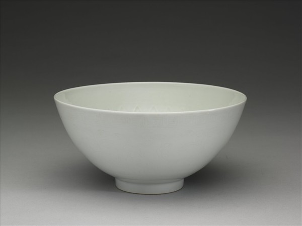 甜白釉劃花四季花卉紋碗