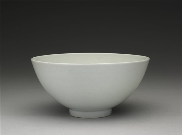 甜白釉劃花四季花卉紋碗