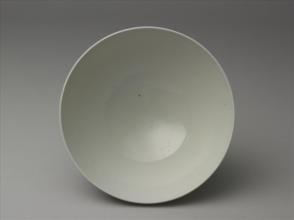 甜白釉劃花四季花卉紋碗