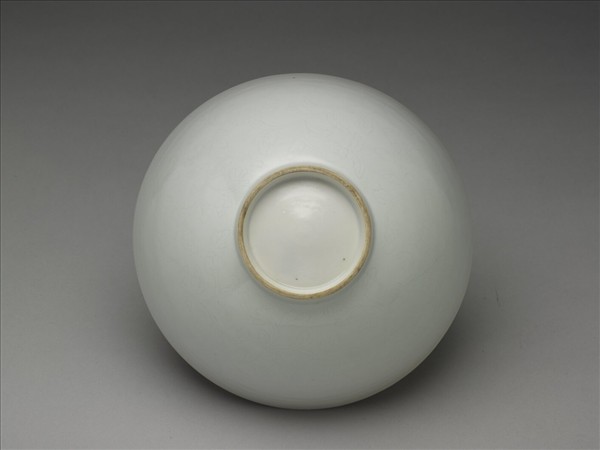 甜白釉劃花四季花卉紋碗