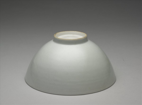 甜白釉劃花四季花卉紋碗