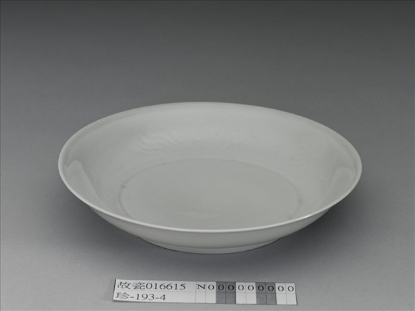 甜白釉雲鳳紋盤