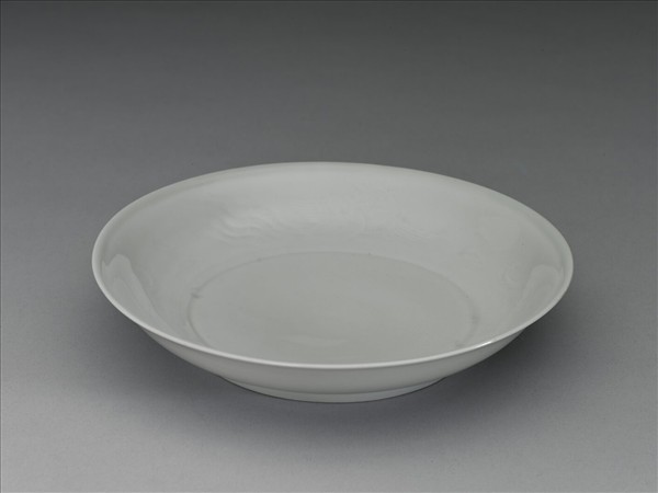 甜白釉雲鳳紋盤