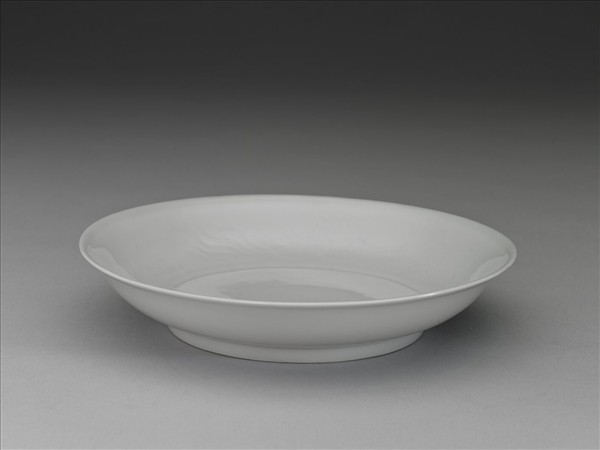 甜白釉雲鳳紋盤