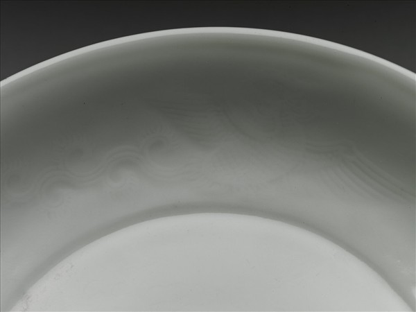 甜白釉雲鳳紋盤