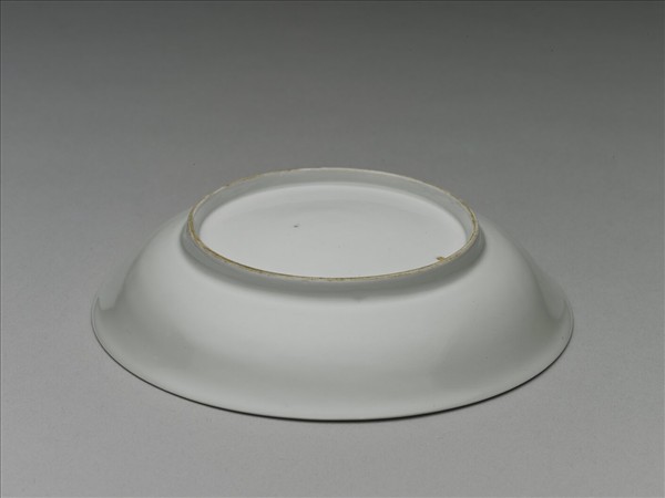 甜白釉雲鳳紋盤