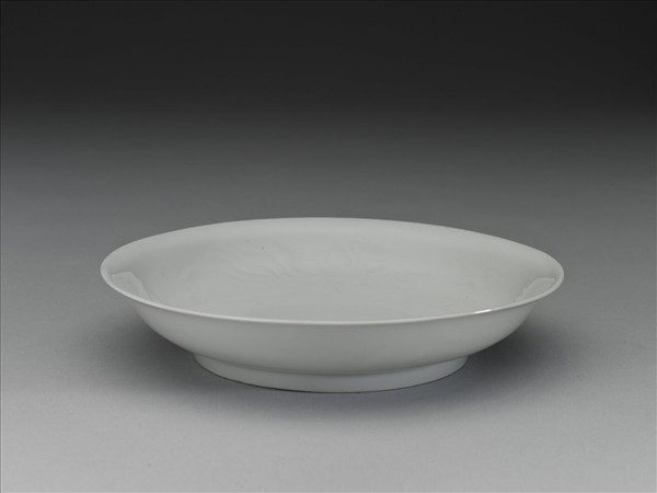 甜白釉雲鳳紋盤