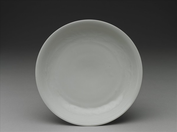 甜白釉雲鳳紋盤